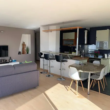 Appt 4 Pers, Centre-ville A Pieds, 300m, Apercu Mer, Tres Calme Parking Prive, Possibilite Garage Et Location Velos Electriques *