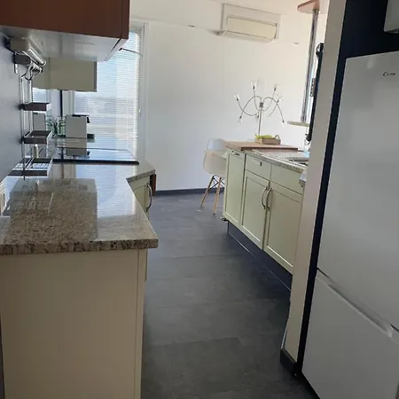 Apartament Appt 4 Pers, Centre-ville A Pieds, 300m, Apercu Mer, Tres Calme Parking Prive, Possibilite Garage Et Location Velos Electriques Royan