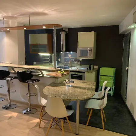 Apartament Appt 4 Pers, Centre-ville A Pieds, 300m, Apercu Mer, Tres Calme Parking Prive, Possibilite Garage Et Location Velos Electriques Royan